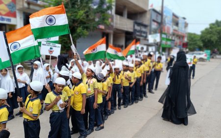 फ्यूचर शाईन स्कूल के बच्चों ने पर्यावरण जागरूकता रैली में पेड़ बचाओ-जीवन बचाव के नारे लागए।