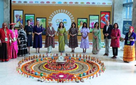 जी-20 में आयीं फर्स्ट लेडी को बस्तर की महिलाओं की ओर से मिलेट का उपहार