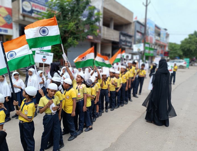 फ्यूचर शाईन स्कूल के बच्चों ने पर्यावरण जागरूकता रैली में पेड़ बचाओ-जीवन बचाव के नारे लागए।
