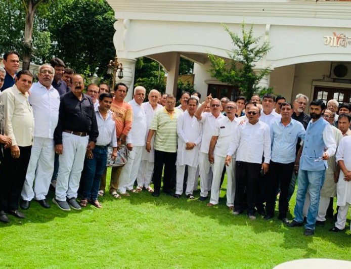 श्रीचंद सुन्दरानी को विधानसभा प्रत्याशी बनाने प्रदेश सिन्धी पंचायत के सदस्यों ने संगठन महामंत्री से मुलाकात किया