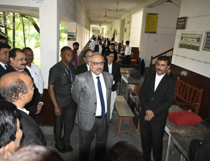 चीफ़ जस्टिस  रमेश सिन्हा ने किया धमतरी जिला न्यायालय का औचक निरीक्षण