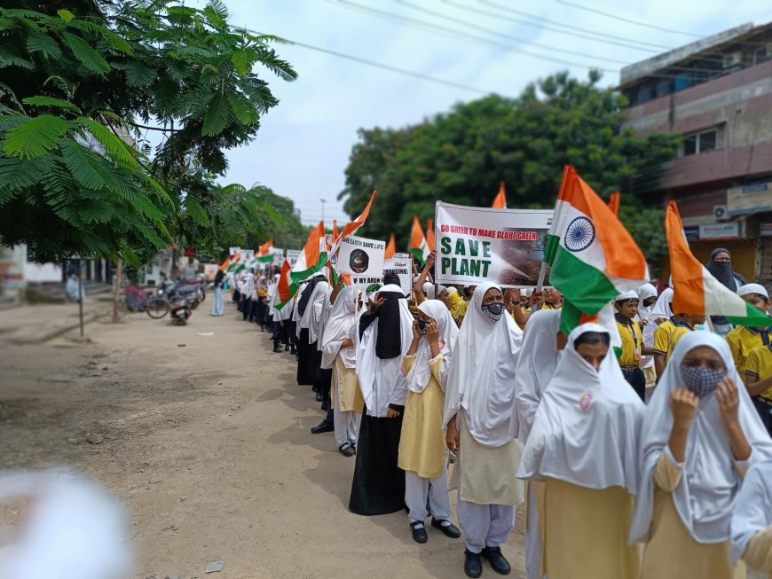 फ्यूचर शाईन स्कूल के बच्चों ने पर्यावरण जागरूकता रैली में पेड़ बचाओ-जीवन बचाव के नारे लागए।